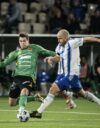 Ilveksen Sauli Väisänen ja HJK:n Teemu Pukki taistelevat pallosta Veikkausliigan Mestaruussarjan ottelussa Helsingissä 29. syyskuuta. Pohjola Vakuutuksen päätös uhkaa ensi kautta.