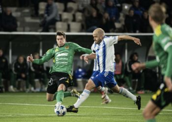 Ilveksen Sauli Väisänen ja HJK:n Teemu Pukki taistelevat pallosta Veikkausliigan Mestaruussarjan ottelussa Helsingissä 29. syyskuuta. Pohjola Vakuutuksen päätös uhkaa ensi kautta.