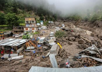 Ilmastonmuutos lisää sään ääri-ilmiöitä. Kuvassa tulvatuhoja Intiassa. Kuva: Lehtikuva/Mir Imran.