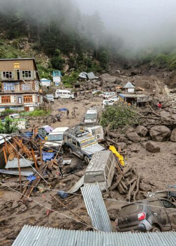 Ilmastonmuutos lisää sään ääri-ilmiöitä. Kuvassa tulvatuhoja Intiassa. Kuva: Lehtikuva/Mir Imran.