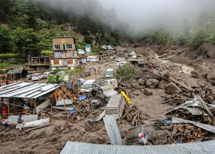 Ilmastonmuutos lisää sään ääri-ilmiöitä. Kuvassa tulvatuhoja Intiassa. Kuva: Lehtikuva/Mir Imran.