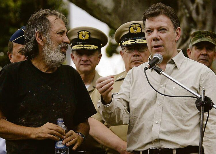 Kolumbian puolustusministeri Juan Manuel Santos puhui lokakuussa Calissa tilaisuudessa, jossa esiintyi Farc-sisseiltä pakoon päässyt entinen kansanedustaja Oscar Lizcano (vas.). Hän oli panttivankina kahdeksan vuotta.
