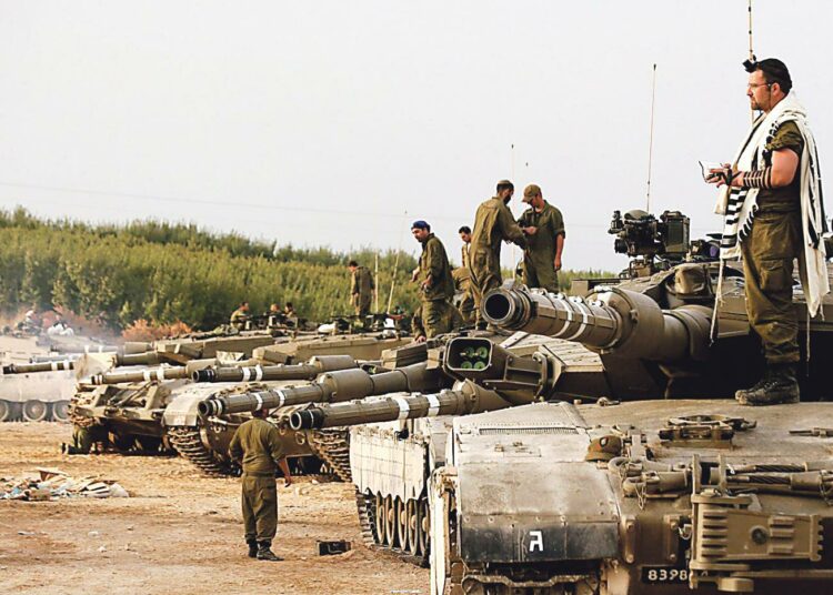 Paljastukset Israelin armeijan sotarikoksista Gazassa ovat herättäneet kysymyksiä siitä, onko se luisumassa rabbien johdolla uskonnolliseksi taistelujärjestöksi. Kuva elokuulta 2006, jolloin armeija valmistautui tunkeutumaan Libanoniin.