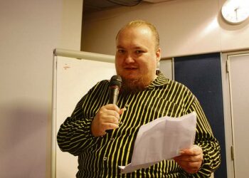 Vasemmiston pitää tarjoutua välikappaleeksi, kun ihmiset haluavat ottaa kohtalonsa omiin käsiinsä, Tommi Uschanov määritteli vasemmiston tehtävän.