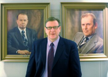 SAK:n hallituksen varapuheenjohtaja Matti Huutola (vas.) on ilahtunut keskustan puoluesihteeri Jarmo Korhosen tuesta SAK:n ja STTK:n aiemmin esittämälle aloitteelle laajasta työmarkkinaratkaisusta.