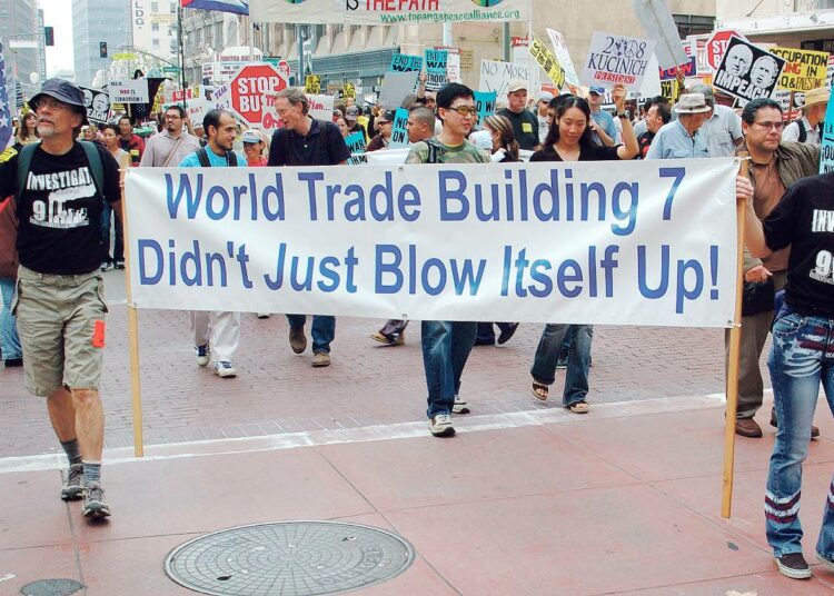 World Trade Centerin rakennus 7 ei räjähtänyt itsestään, todettiin banderollissa Los Angelesissa järjestetyssä mielenosoituksessa. 911-totuusliike vaatii puolueetonta tutkimusta vuoden 2001 syyskuun 11. päivän tapahtumista.