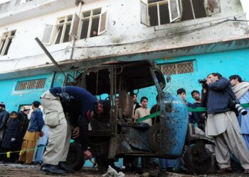 Poliisi tutki pommi-iskun tapahtumapaikkaa Pakistanin Peshawarissa keskiviikkona.
