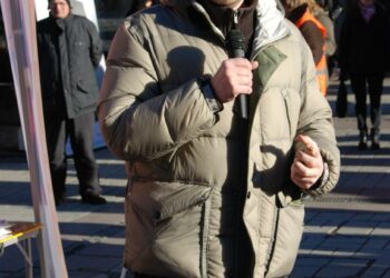 Vaalikampanjan aloitusta oli tukemassa Vasemmiston puheenjohtaja Paavo Arhinmäki.