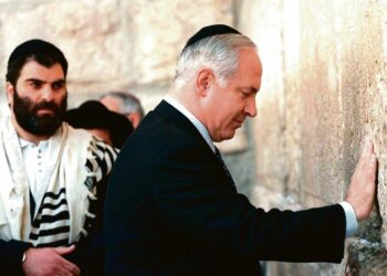 Benjamin Netanjahu kasvoi vahvojen miesten hallitsemassa perheessä. Hänen isoisänsä toimi kuollessaan vuonna 1935 maailman sionistisen liiton johtotehtävissä Jerusalemissa ja hänen nykyään 100-vuotias isänsä 1930-luvulla Suur-Israelista haaveilevan revisionistisen sionismin johtajan Ze’ev Jabotinskyn sihteerinä.