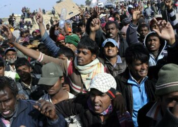 Joukko Libyasta paenneita bangladeshilaisia siirtotyöläisiä osoitti pari viikkoa sitten mieltään Tunisiassa sijaitsevalla pakolaisleirillä saadakseen ruokaa ja muuta apua.