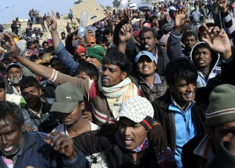 Joukko Libyasta paenneita bangladeshilaisia siirtotyöläisiä osoitti pari viikkoa sitten mieltään Tunisiassa sijaitsevalla pakolaisleirillä saadakseen ruokaa ja muuta apua.