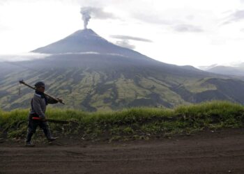 Ecuadorissa sijaitseva Tungurahuan tulivuori syöksemässä tuhkaa viime viikolla.