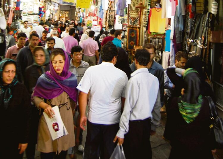 Lain mukaan naisten on pakko käyttää huivia, mutta huivit eivät ole yhtä peittäviä kuin islamilaisen vallankumouksen alkuvuosina. Kuva on Teheranista.