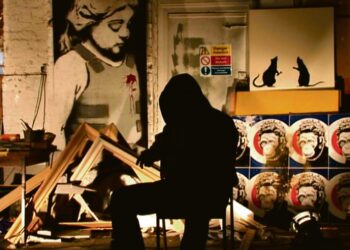 Katutaiteen salaperäisen mestarin Banksyn dokumenttielokuva on tarina siitä, miten yksi Banksy-fani muutti laittoman sissitaiteen härskiksi rahastukseksi. Kuvassa Banksy studiollaan.