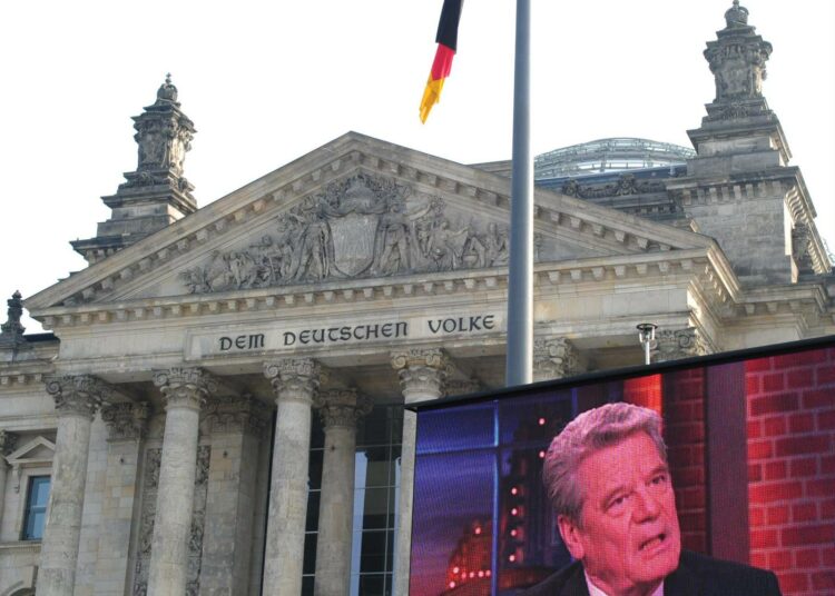 Saksan liittopäivätalon vieressä olevalla jättiruudulla puhui toissa viikonloppuna Joachim Gauck, joka valittiin liittopresidentiksi.