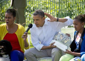 Barack Obama kuuntelee.