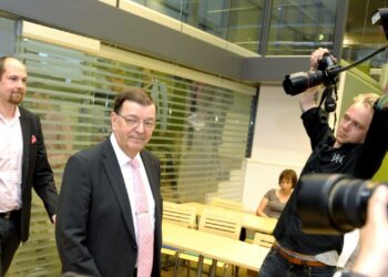 Keskustan puheenjohtajaehdokkaista Tuomo Puumala (vas.) ja Paavo Väyrynen kokoontuivat sunnuntaina kuulemaan jäsenäänestyksen tuloksen.