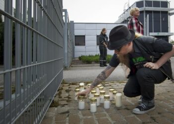 Nokian Salon tehtaan työntekijät laskivat hautakynttilöitä tehtaan portille saapuessaan vastaanottamaan irtisanomisten ennakkoilmoituksia maanantai-aamuna.