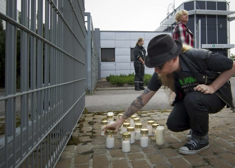 Nokian Salon tehtaan työntekijät laskivat hautakynttilöitä tehtaan portille saapuessaan vastaanottamaan irtisanomisten ennakkoilmoituksia maanantai-aamuna.