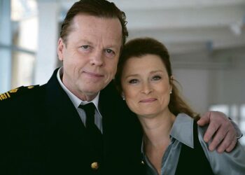 Suunnistaja löydetään Ystadin metsästä murhattuna ja auto räjähtää, mutta liittyvätkö tapaukset yhteen? Kuvassa Krister Henriksson ja Lena Endre.