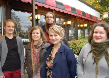 Vasemmistoliitolla on Jyväskylässä kaikkiaan 16 alle 30-vuotiasta ehdokasta, joista kuvassa edessä vasemmalta Emilia Kinnunen, Marjukka Huttunen, Taija Roiha, Mimmi Pietiläinen ja takana Oskari Rantala.