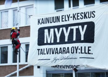 Greenpeacen aktivistit levittivät perjantaina valvonnan epäonnistumisesta muistuttavan banderollin Kainuun ELY-keskuksen sisäänkäynnin yläpuolelle Kajaanissa.