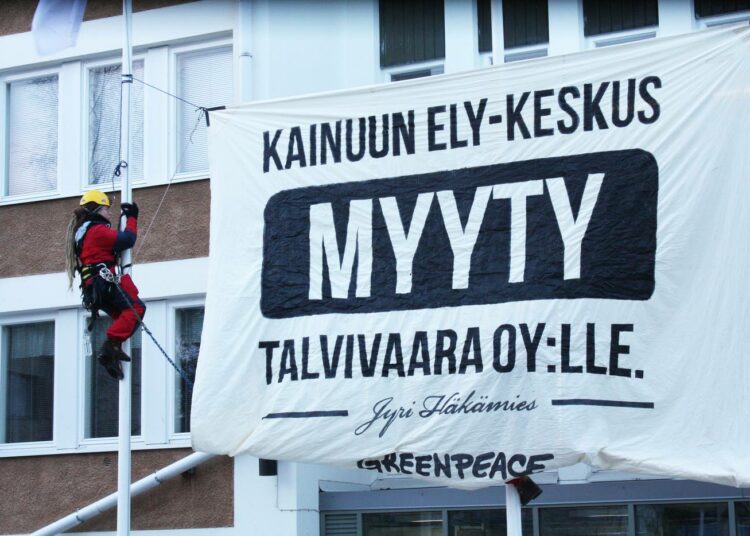 Greenpeacen aktivistit levittivät perjantaina valvonnan epäonnistumisesta muistuttavan banderollin Kainuun ELY-keskuksen sisäänkäynnin yläpuolelle Kajaanissa.