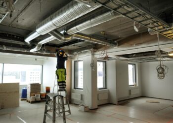 Työntekijä voi itse pyytää rekisterimerkintää tai työnantaja voi esittää pyynnön työntekijän puolesta.