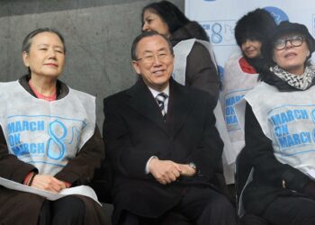 Ban Soon-Taek, YK:n pääsihteeri Ban Ki-moon sekä Susan Sarandon naistenpäivän marssissa New Yorkissa kolme viikkoa sitten.