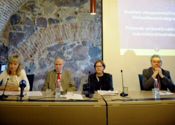Ulkoministeriön ihmisoikeusstrategian julkistamistilaisuudessa vas. ihmisoikeussuurlähettiläs Ann-Marie Nyroos, ulkoministeri Erkki Tuomioja, kehitysministeri Heidi Hautala ja ihmisoikeuspolitiikan yksikön päällikkö Erik Lundberg.