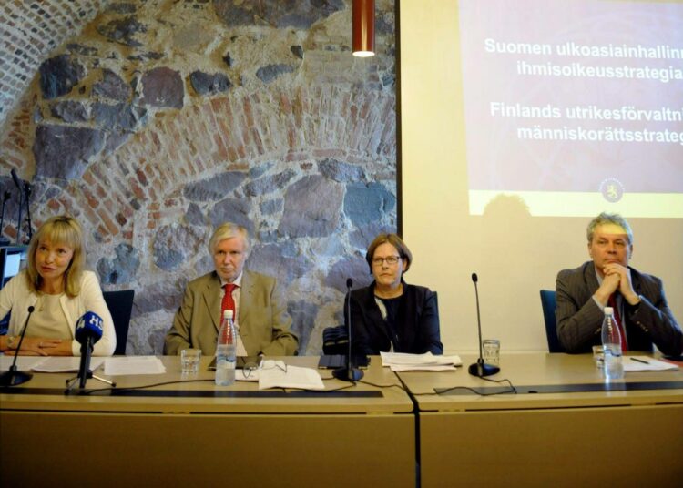 Ulkoministeriön ihmisoikeusstrategian julkistamistilaisuudessa vas. ihmisoikeussuurlähettiläs Ann-Marie Nyroos, ulkoministeri Erkki Tuomioja, kehitysministeri Heidi Hautala ja ihmisoikeuspolitiikan yksikön päällikkö Erik Lundberg.