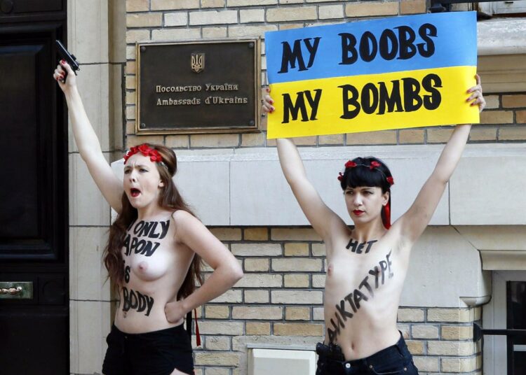 Femenin protesti Pariisissa Ukrainan suurlähetystön luona viime viikolla.