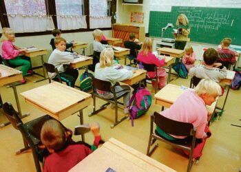 Kirjoittajan mukaan kouluissa rikotaan edelleen yleisesti uskonnon ja omantunnon vapauden ja uskonnottomien ihmisten yhdenvertaisen kohtelun periaatteita. Kuvan opetustilanne ei liity kirjoitukseen.