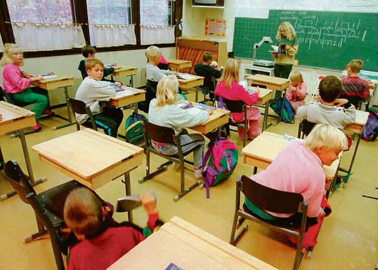 Kirjoittajan mukaan kouluissa rikotaan edelleen yleisesti uskonnon ja omantunnon vapauden ja uskonnottomien ihmisten yhdenvertaisen kohtelun periaatteita. Kuvan opetustilanne ei liity kirjoitukseen.