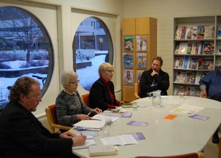 Matti Salminen (vas.), Ritva Ylönen, Tuula-Liina Varis ja Paavo Arhinmäki kävivät hyvän keskustelun työväenkirjallisuudesta Mauri Männistön johdolla.