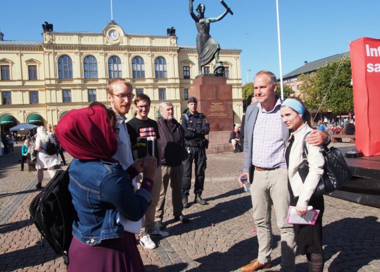 Monet halusivat Karlstadissa päästä samaan kuvaan Vasemmistopuolueen puheenjohtajan Jonas Sjöstedtin kanssa.