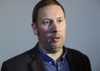Vasemmistoliiton puheenjohtaja Paavo Arhinmäki eduskunnan täysistunnossa perjantaina.