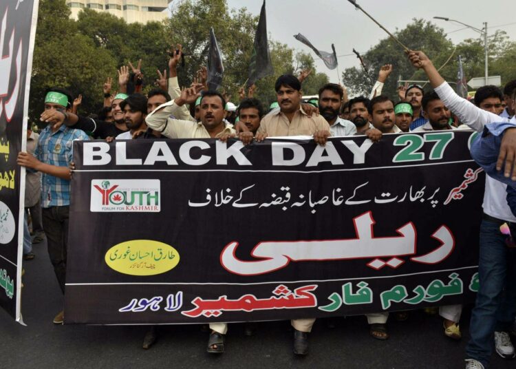 Useissa Pakistanin kaupungeissa osoitettiin mieltä lokakuun 27. päivänä eli ”mustana päivänä”, jolloin oli kulunut 67 vuotta siitä kun suurin osa Kašmiria jäi Intian valtaan. Kuva Lahoresta.