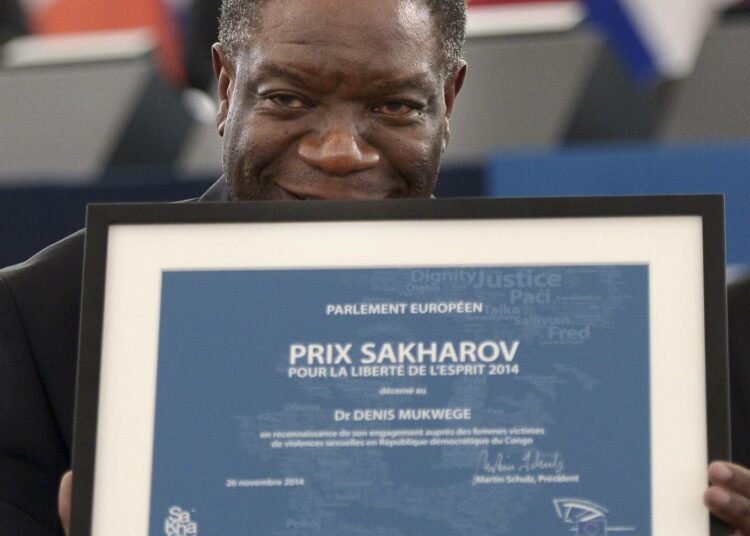 Denis Mukwege otti Saharov-palkinnon vastaan keskiviikkona Strasbourgissa.