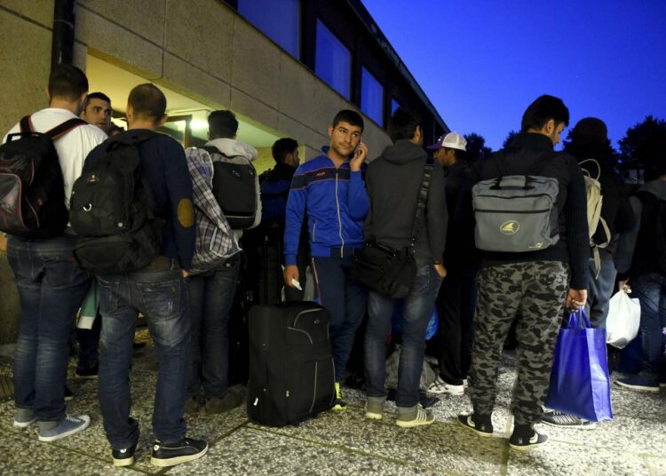 Lauttasaaren kirkkoon hätämajoitukseen saapuneita turvapaikanhakijoita Helsingissä torstai-iltana 10. syyskuuta. Perjantaina hallitus päätti ottaa Suomeen EU:n tarjoamat 2 400 turvapaikanhakijaa.