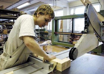 Santeri Millonen muotoili pöydän jalkaa pyörösahalla Helsingin tekniikan alan oppilaitoksessa vuonna 2002.