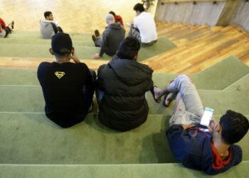 Turvapaikanhakijoita Evitskogin vastaanottokeskuksessa Kirkkonummella. Jos hallituksen esitys toteutuu, pienituloisten pakolaisten lapset joutuvat elämään ilman perhettään.