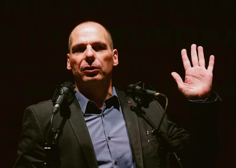 Gianis Varoufakis puhumassa Madridissa helmikuussa.