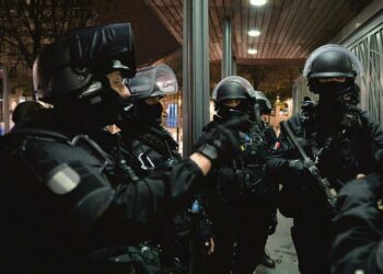 Ranskan poliisin erikoisjoukkoja terrorisminvastaisessa harjoituksessa kesäkuussa alkavien jalkapallon EM-kisojen fanialueen lähistöllä Bordeaux’ssa.