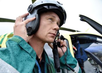 – Tärkein tehtävämme on kuljettaa lääkäri turvallisesti sinne, missä häntä tarvitaan, lentäjä Jonne Lundberg kertoo.