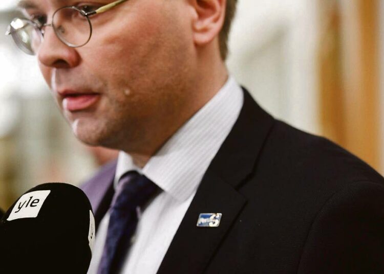 Puolustusministeri Jussi Niinistö syytti Yleä valeuutisesta.