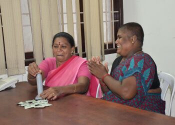 Seksityöläisiä harjoittelemassa kondomin käyttöä Intian Chennaissa.