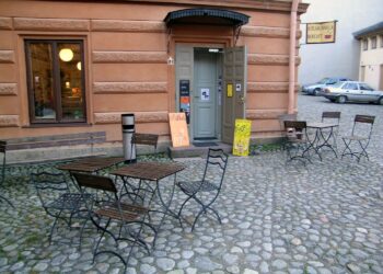 Varjokirjamessut järjestetään Turussa Brinkkalan talon sisäpihan ympäristössä.