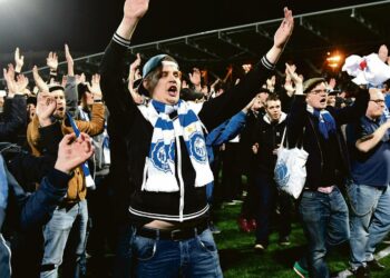 HJK:n fanit pääsivät pitkästä aikaa juhlimaan jalkapallon Suomen mestaruutta.