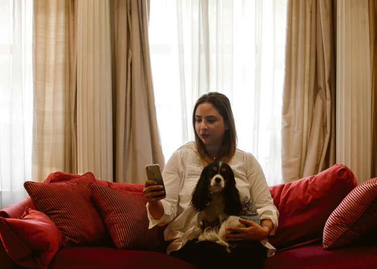 Eläinaktivisti Hanan Al Saraf saa jatkuvasti kuvia puhelimeensa kuwaitilaisista poseeraamassa lemmikkigepardiensa kanssa.